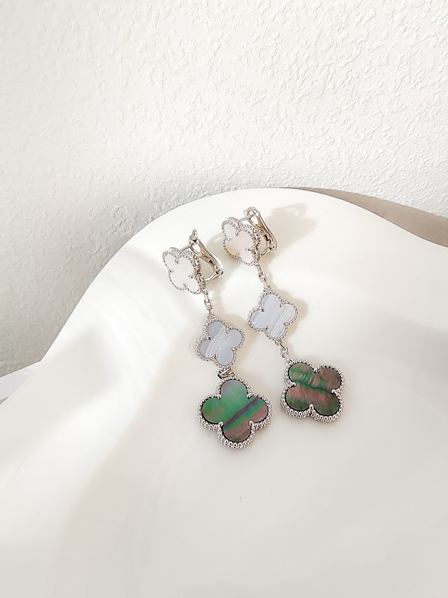 [Vellora Opalyn]CLOVER 3 MOTIFS CHALCEDONY DARK MOP SILVER EARRINGS