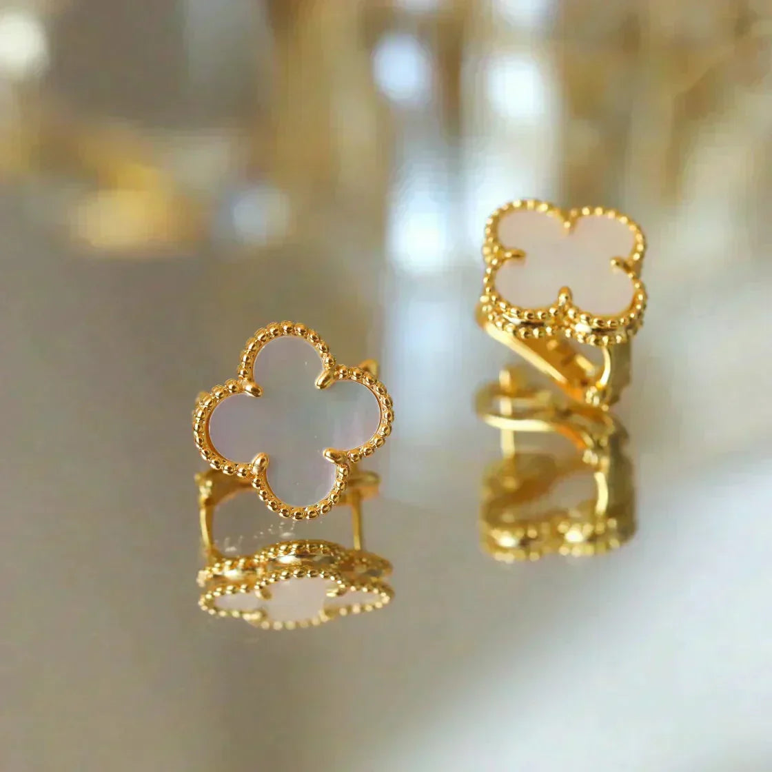 [Vellora Opalyn]CLOVER MEDIUM 1 MOTIFS  WHITE MOP STUD EARRINGS