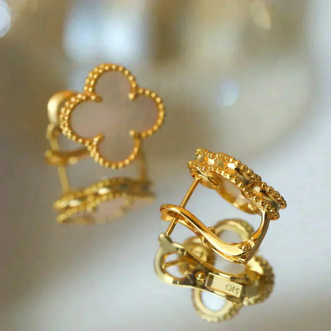 [Vellora Opalyn]CLOVER MEDIUM 1 MOTIFS  WHITE MOP STUD EARRINGS