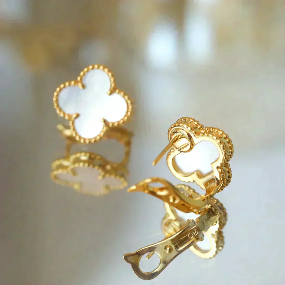 [Vellora Opalyn]CLOVER MEDIUM 1 MOTIFS  WHITE MOP STUD EARRINGS