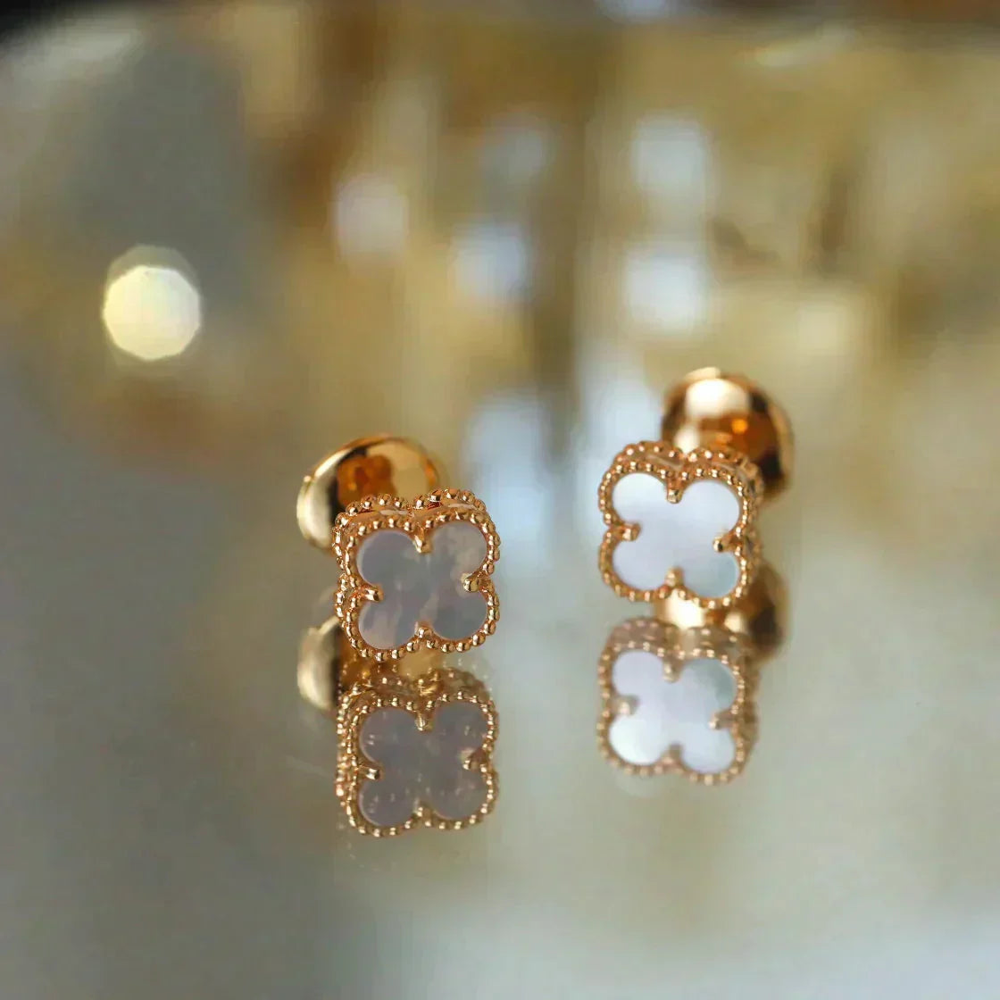 [Vellora Opalyn]CLOVER MINI 9.5MM WHITE MOP EARRINGS
