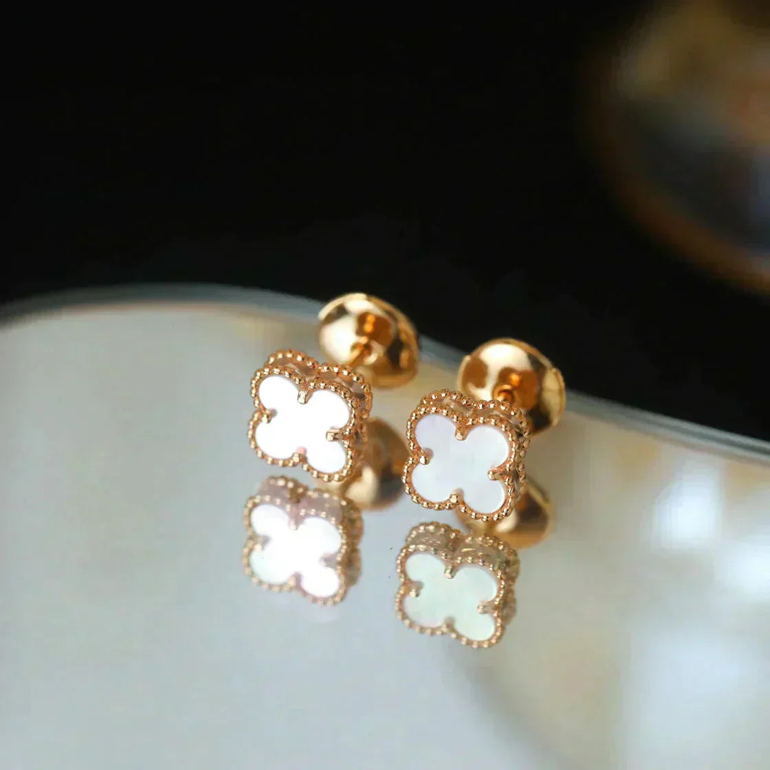 [Vellora Opalyn]CLOVER MINI 9.5MM WHITE MOP EARRINGS