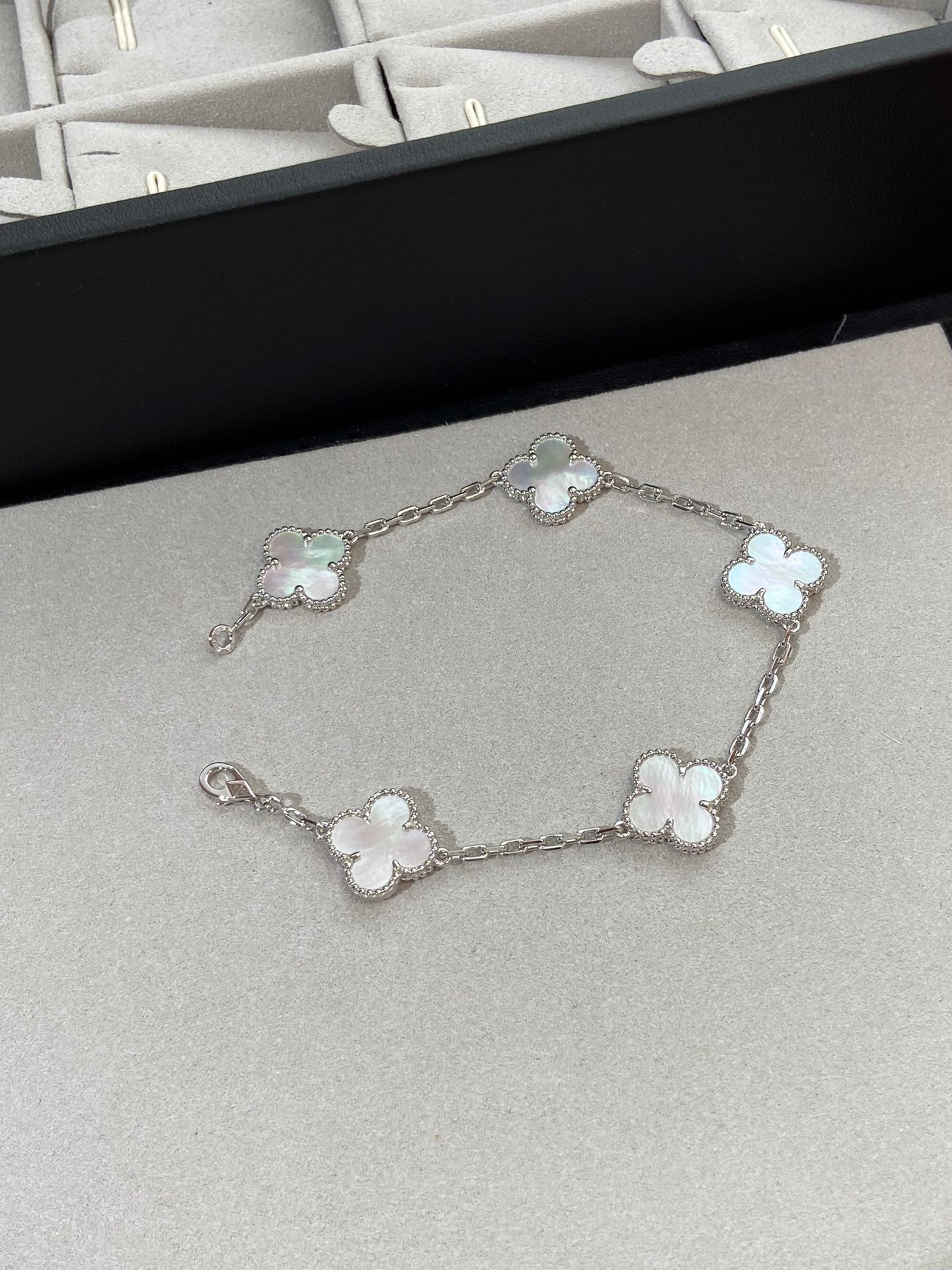 [Vellora Opalyn]CLOVER SILVER MOP 5 MOTIF BRACELET