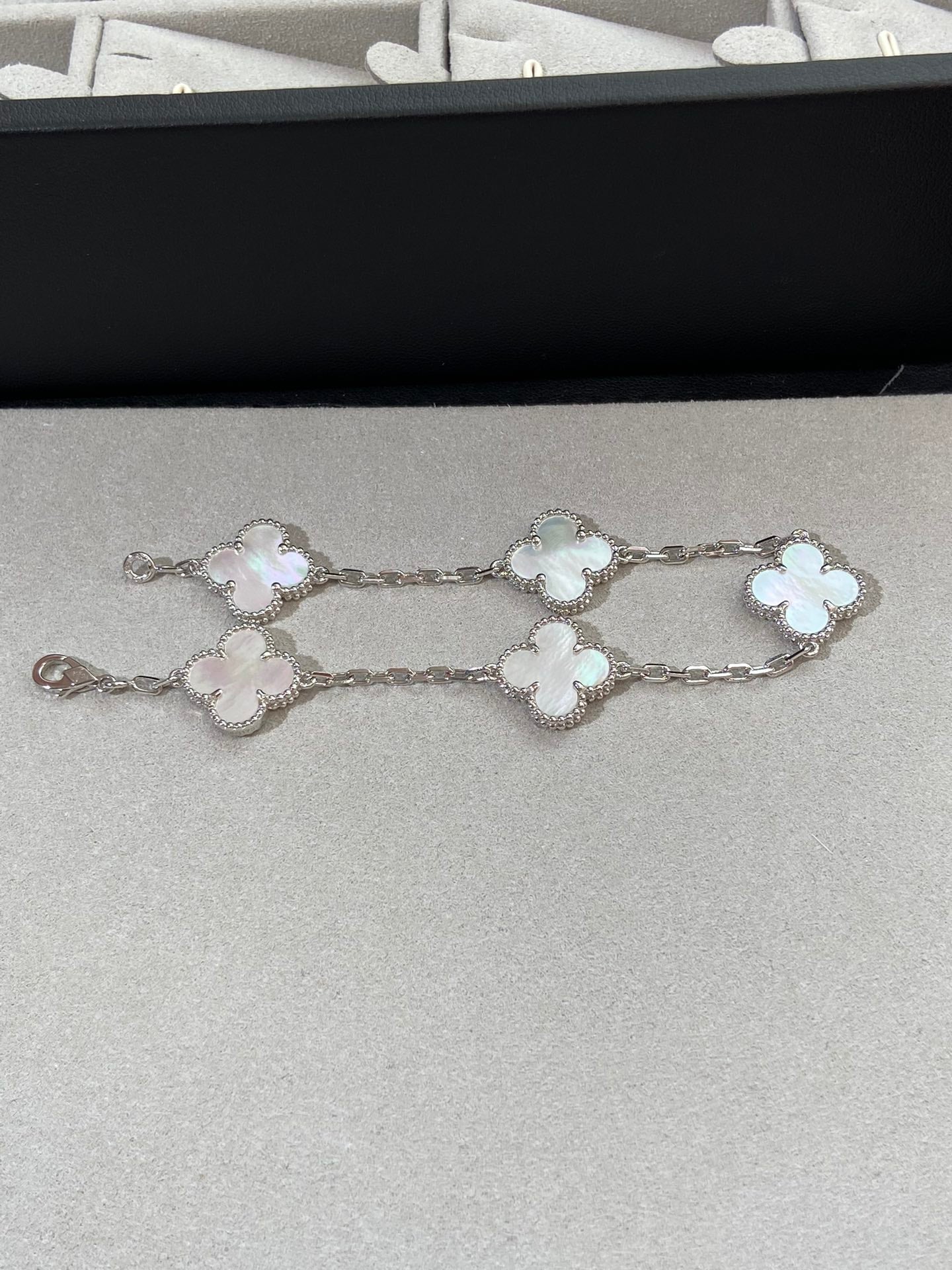 [Vellora Opalyn]CLOVER SILVER MOP 5 MOTIF BRACELET