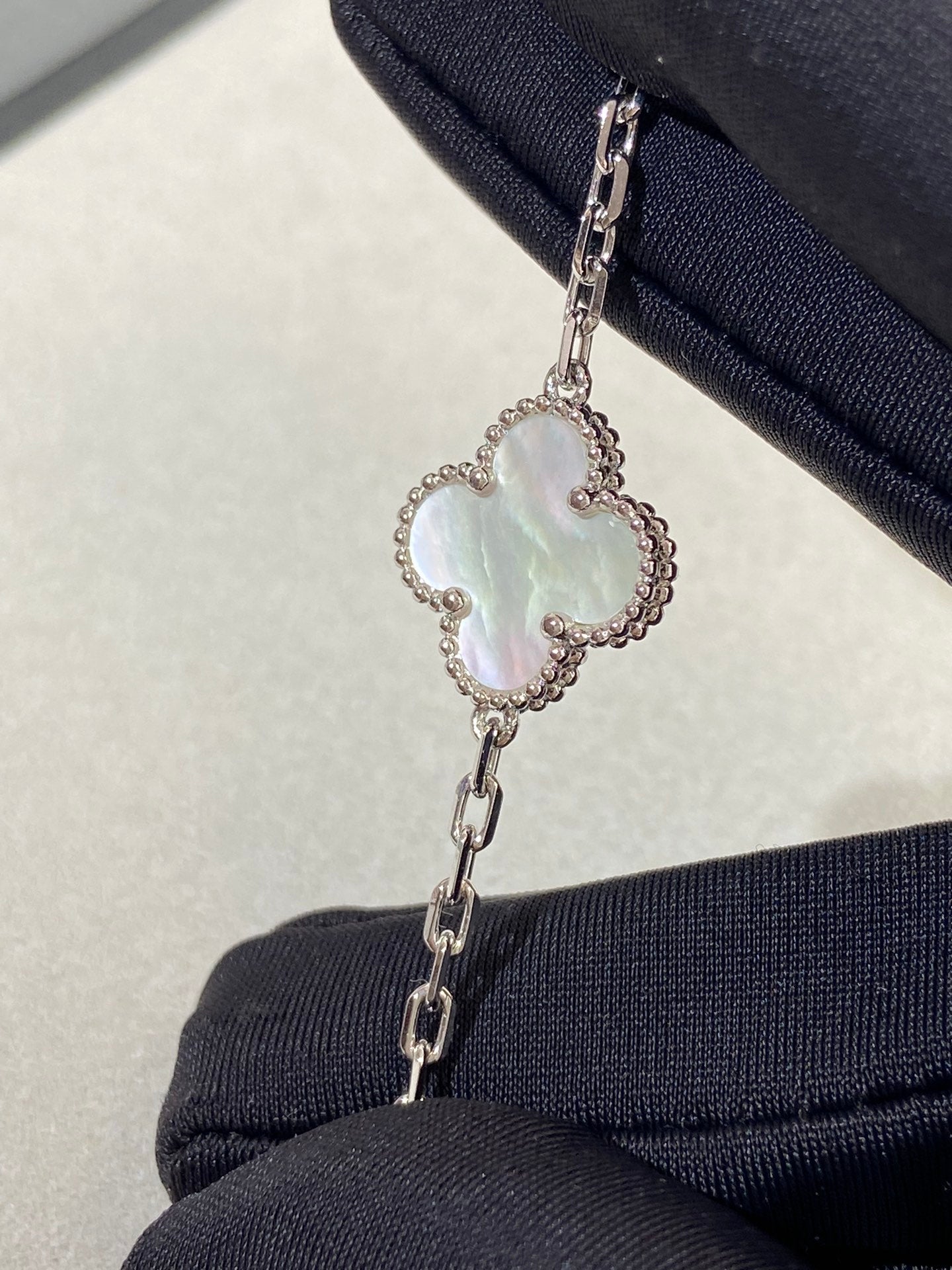 [Vellora Opalyn]CLOVER SILVER MOP 5 MOTIF BRACELET