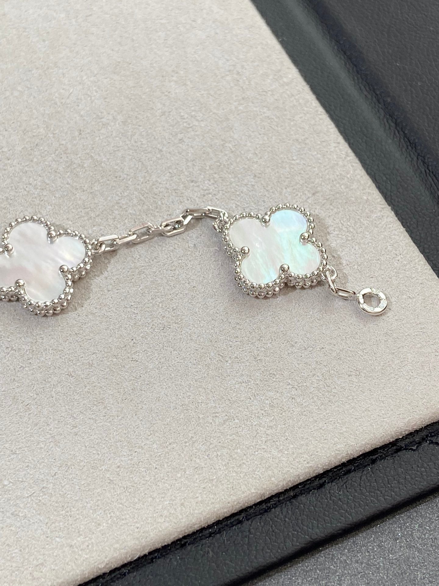 [Vellora Opalyn]CLOVER SILVER MOP 5 MOTIF BRACELET
