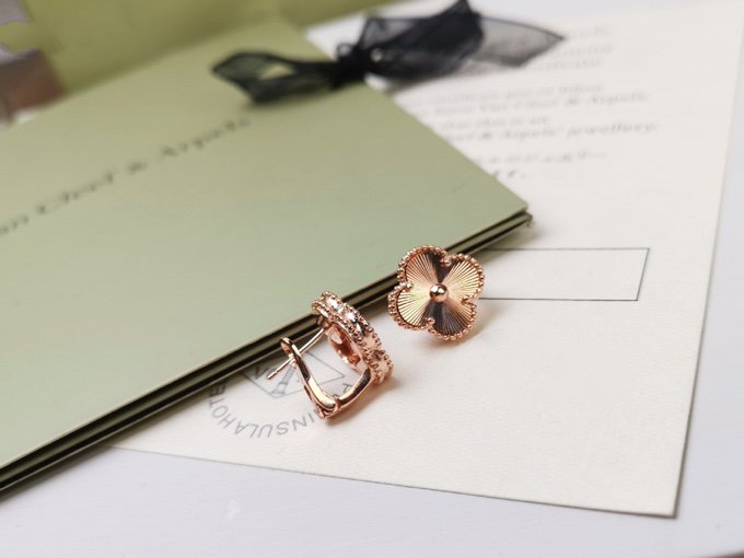 [Vellora Opalyn]CLOVER MEDIUM STUD EARRINGS