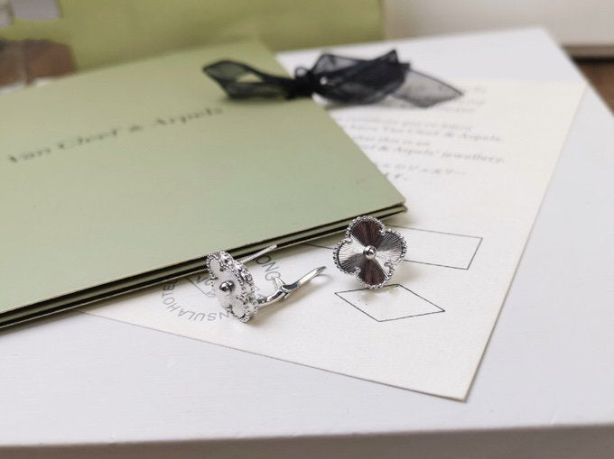 [Vellora Opalyn]CLOVER MEDIUM STUD EARRINGS