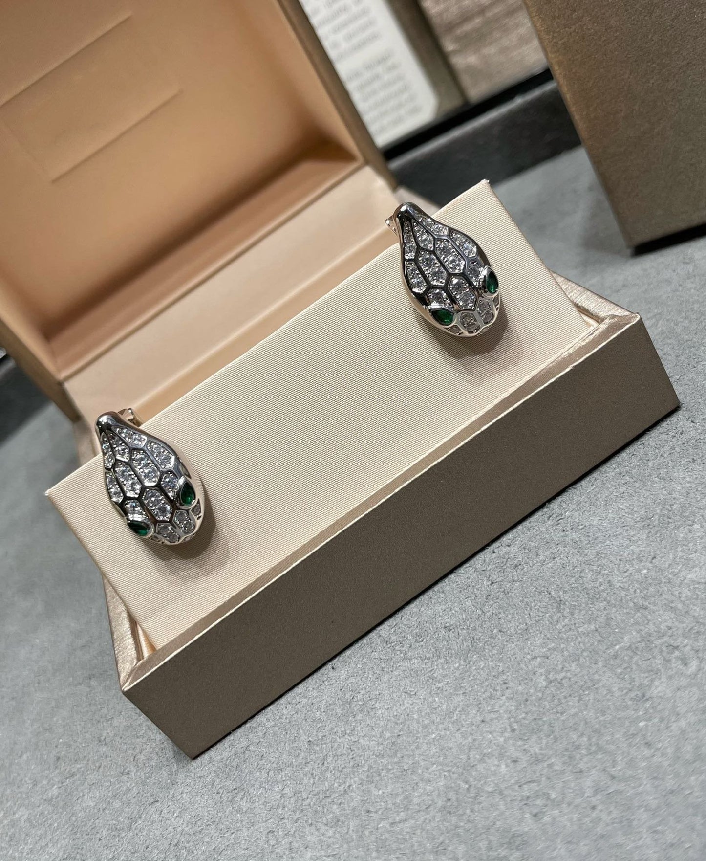 [Vellora Opalyn]SERPENT DIAMOND STUD EARRINGS