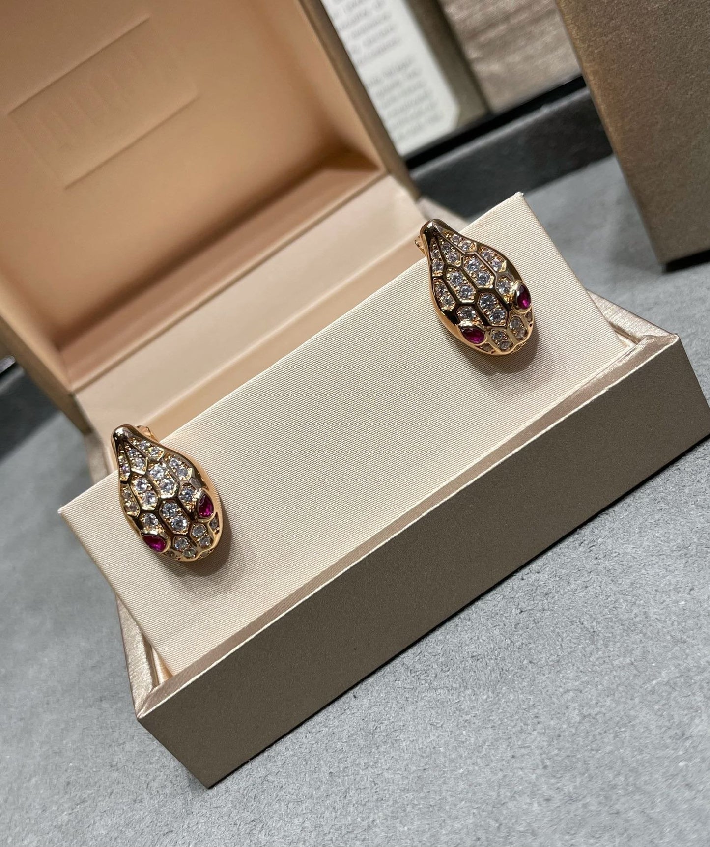 [Vellora Opalyn]SERPENT DIAMOND STUD EARRINGS