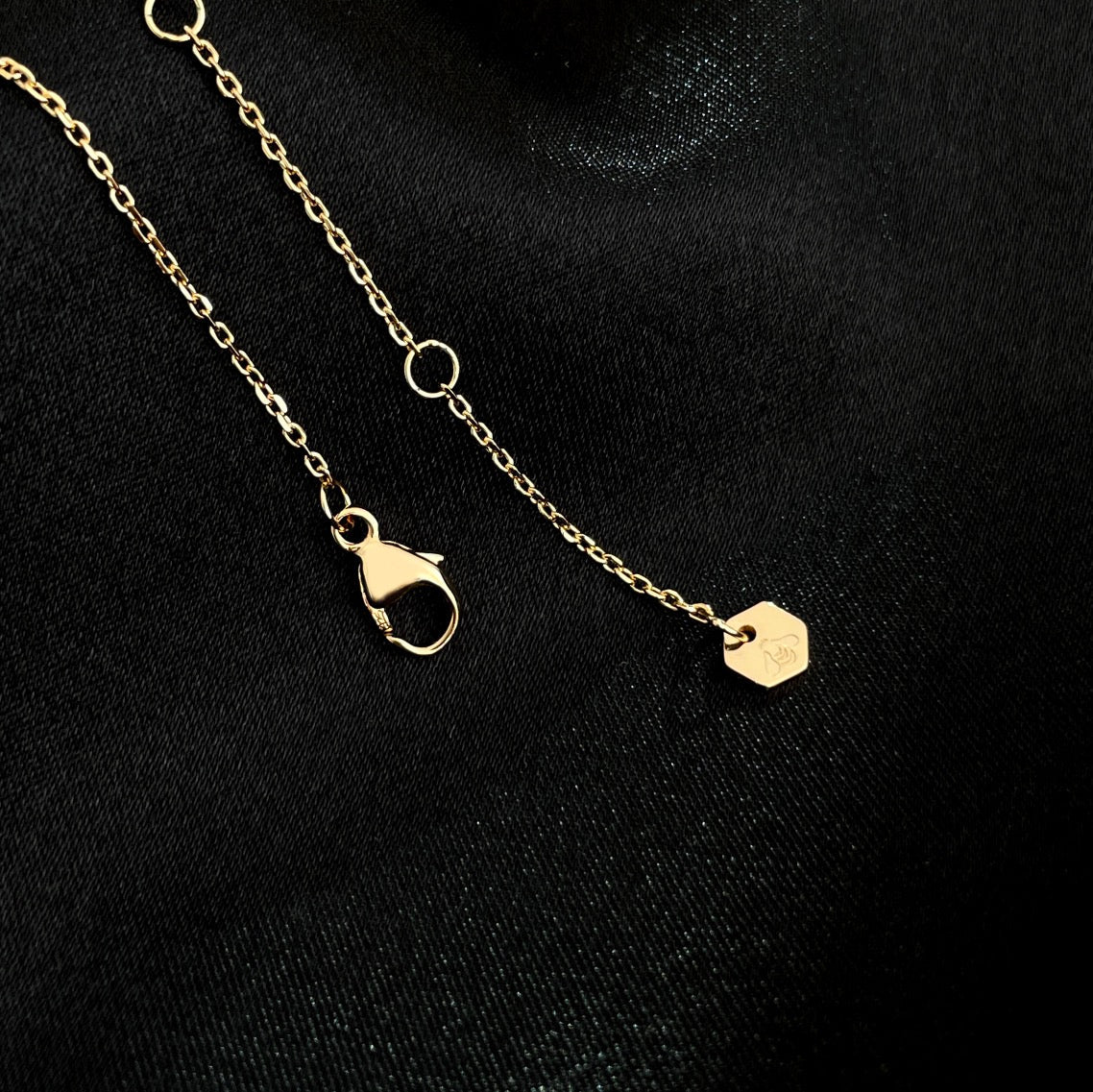 [Vellora Opalyn]BEE MINI NECKLACE
