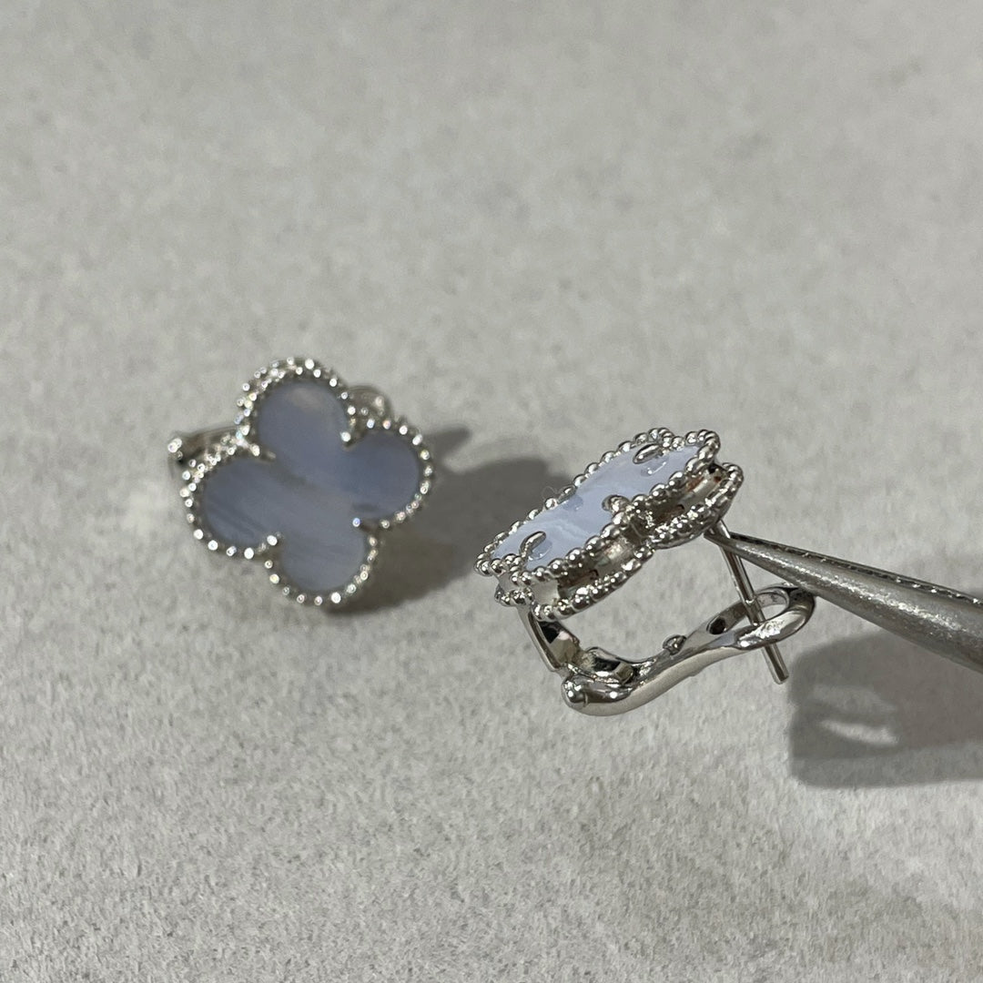 [Vellora Opalyn]CLOVER CHALCEDONY SILVER STUD EARRINGS