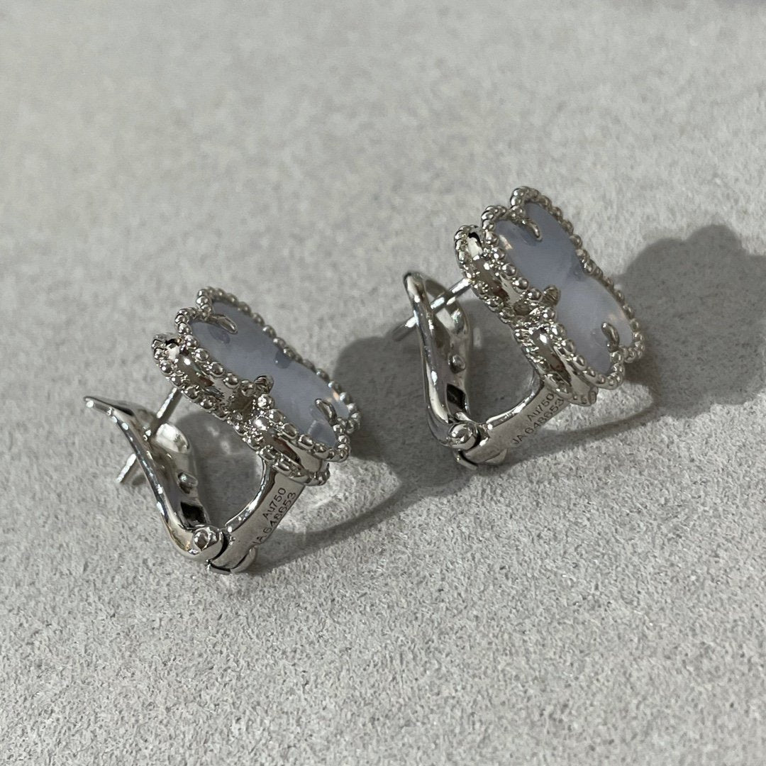 [Vellora Opalyn]CLOVER CHALCEDONY SILVER STUD EARRINGS