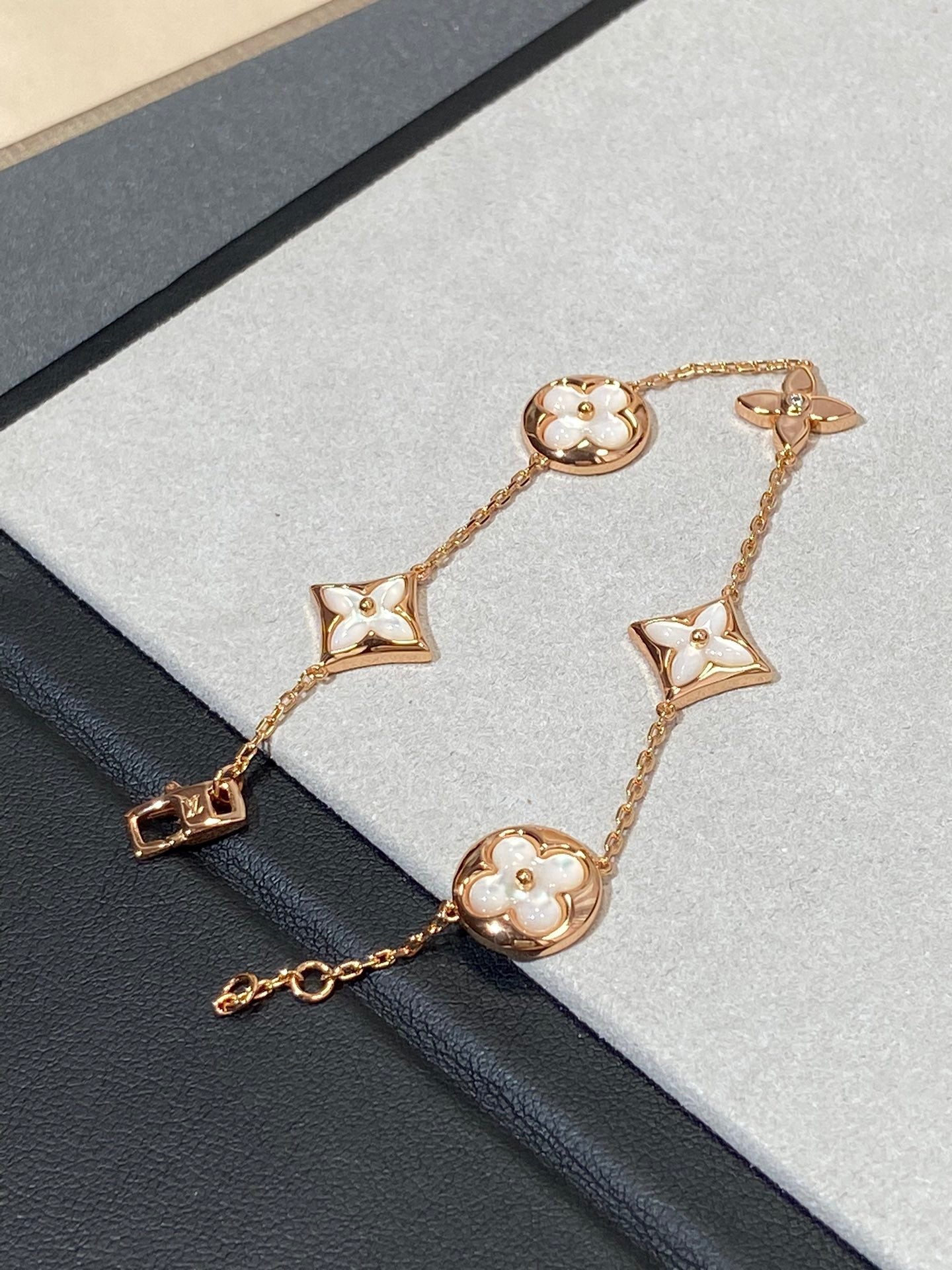 [Vellora Opalyn]STAR AND SUN 5 MOTIF MOP PINK GOLD BRACELET