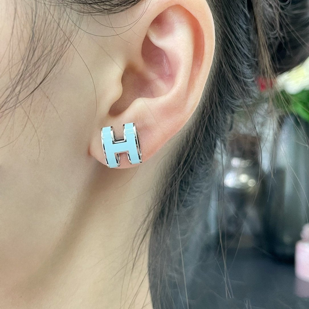 [Vellora Opalyn]POP H SKY BLUE STUD EARRINGS