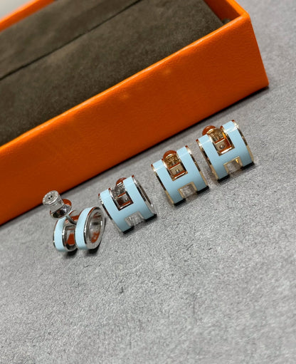 [Vellora Opalyn]POP H SKY BLUE STUD EARRINGS