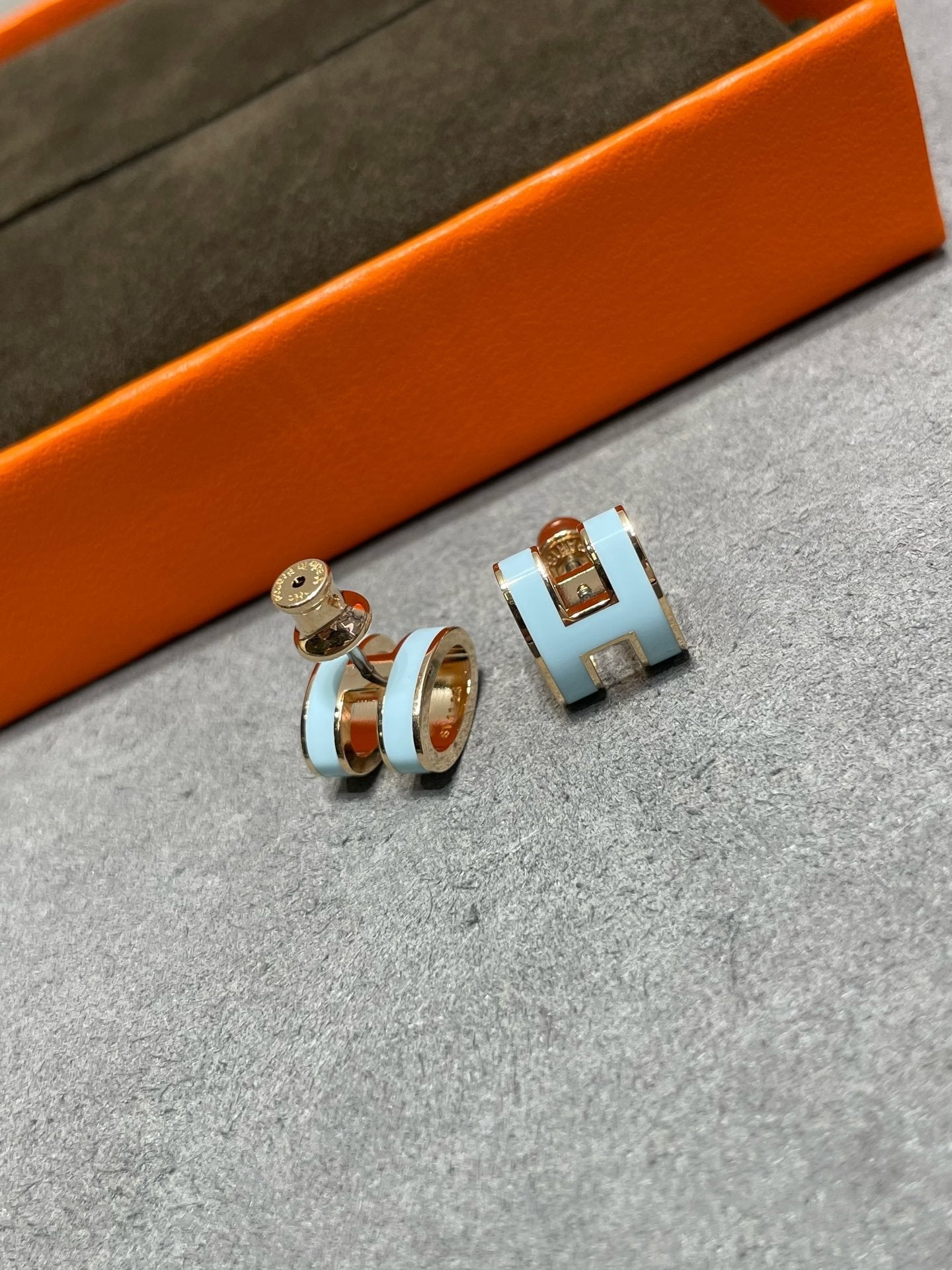 [Vellora Opalyn]POP H SKY BLUE STUD EARRINGS