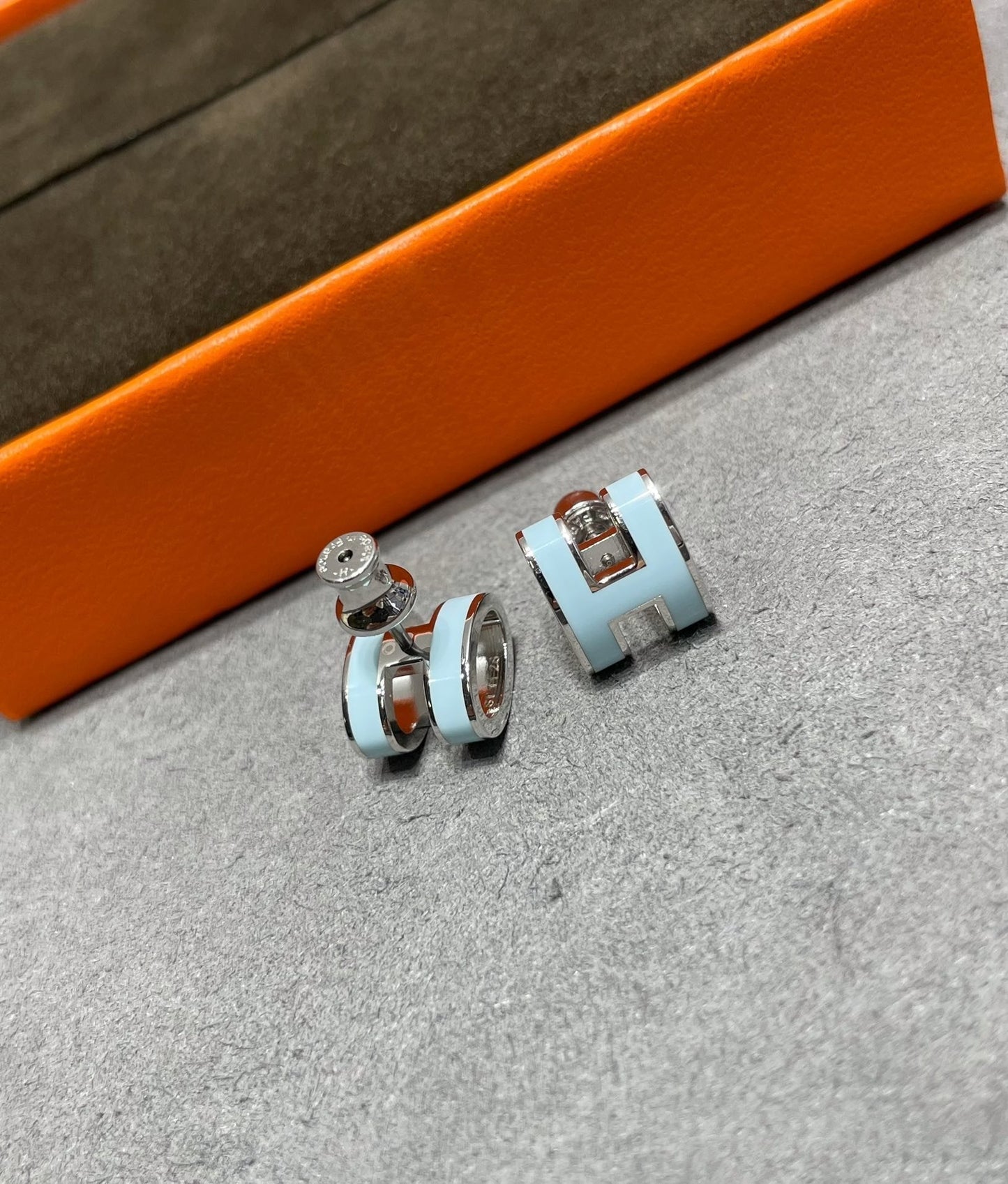 [Vellora Opalyn]POP H SKY BLUE STUD EARRINGS