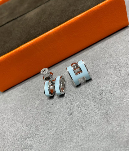 [Vellora Opalyn]POP H SKY BLUE STUD EARRINGS