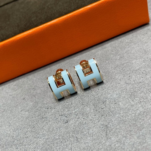 [Vellora Opalyn]POP H SKY BLUE STUD EARRINGS
