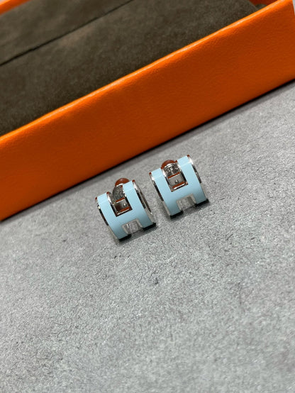 [Vellora Opalyn]POP H SKY BLUE STUD EARRINGS