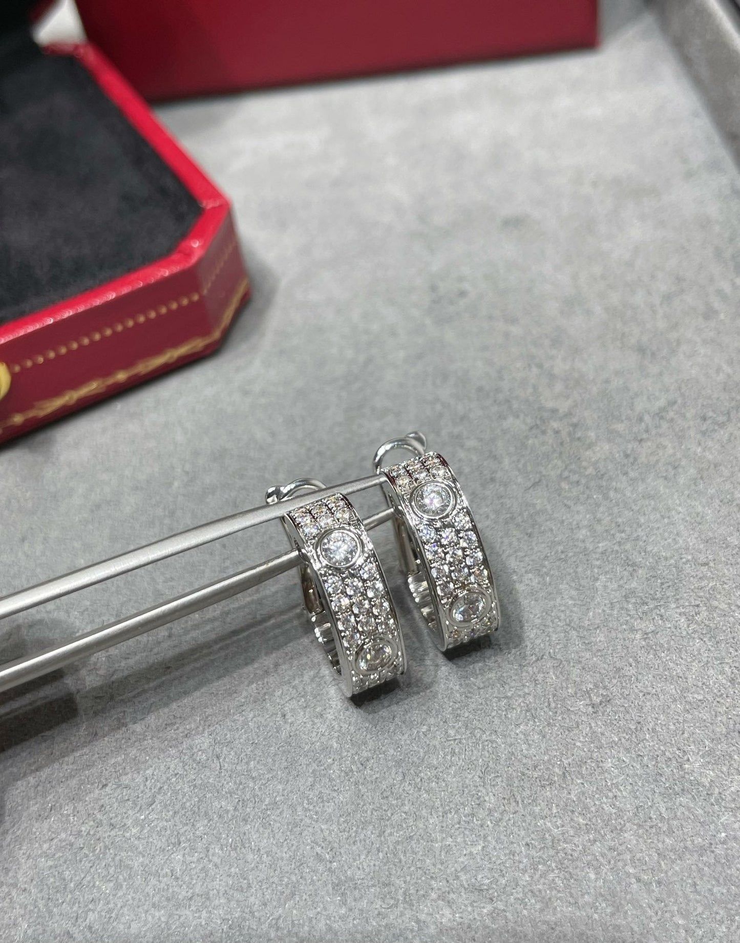 [Vellora Opalyn]LOVE 5.5MM DIAMOND PAVED EARRINGS