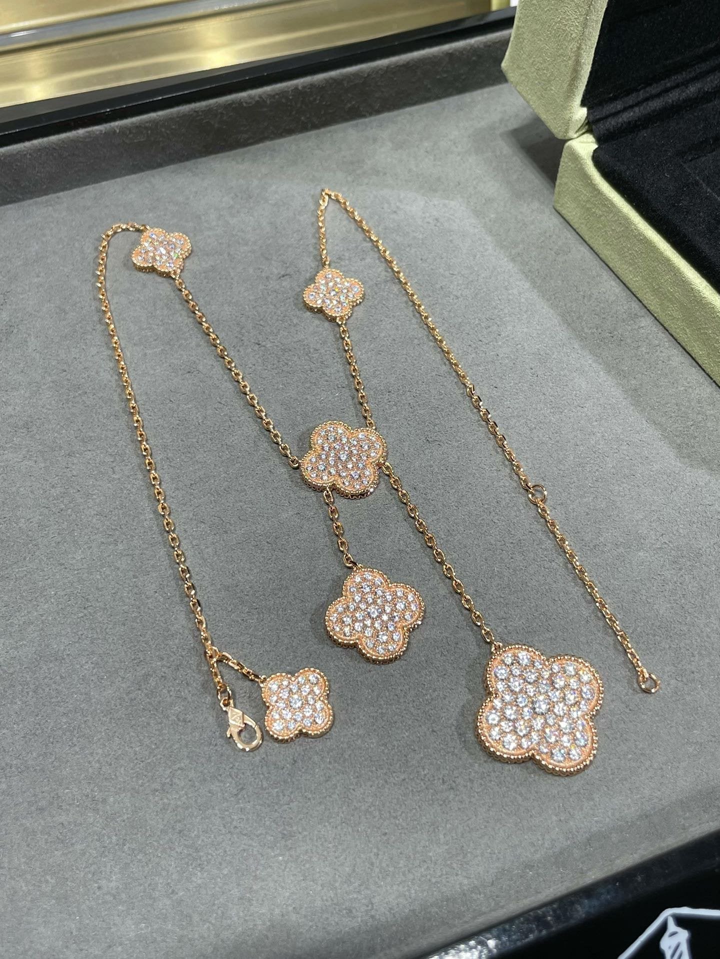 [Vellora Opalyn]CLOVER 6 MOTIF DIAMOND PAVED NECKLACE