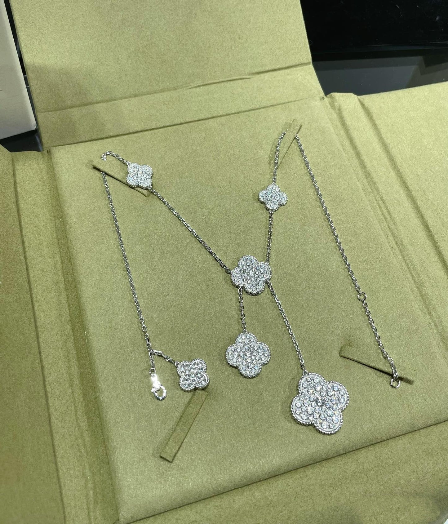[Vellora Opalyn]CLOVER 6 MOTIF DIAMOND PAVED NECKLACE