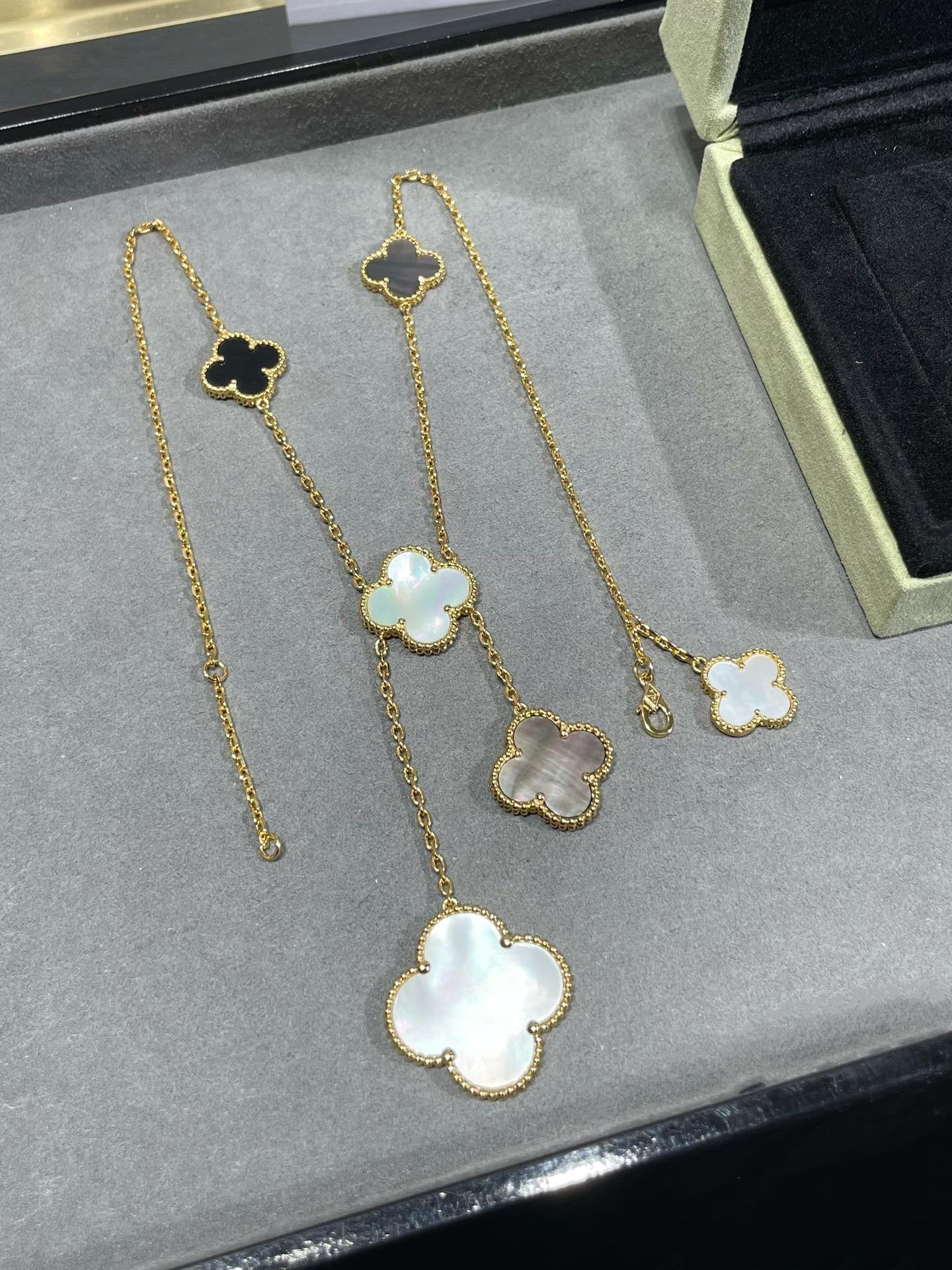 [Vellora Opalyn]CLOVER 6 MOTIF MOP ONYX GOLD NECKLACE