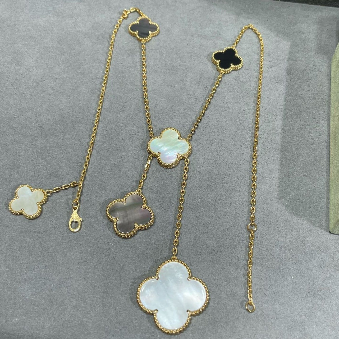 [Vellora Opalyn]CLOVER 6 MOTIF MOP ONYX GOLD NECKLACE