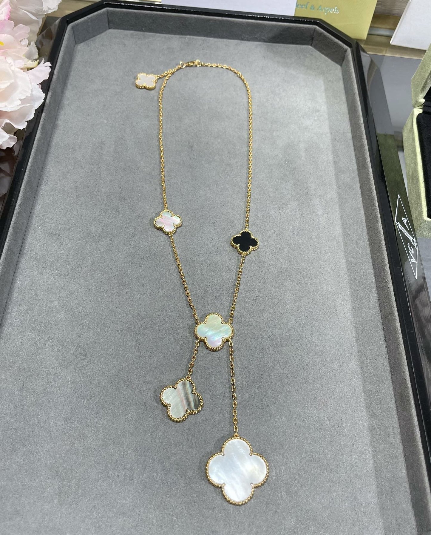 [Vellora Opalyn]CLOVER 6 MOTIF MOP ONYX GOLD NECKLACE