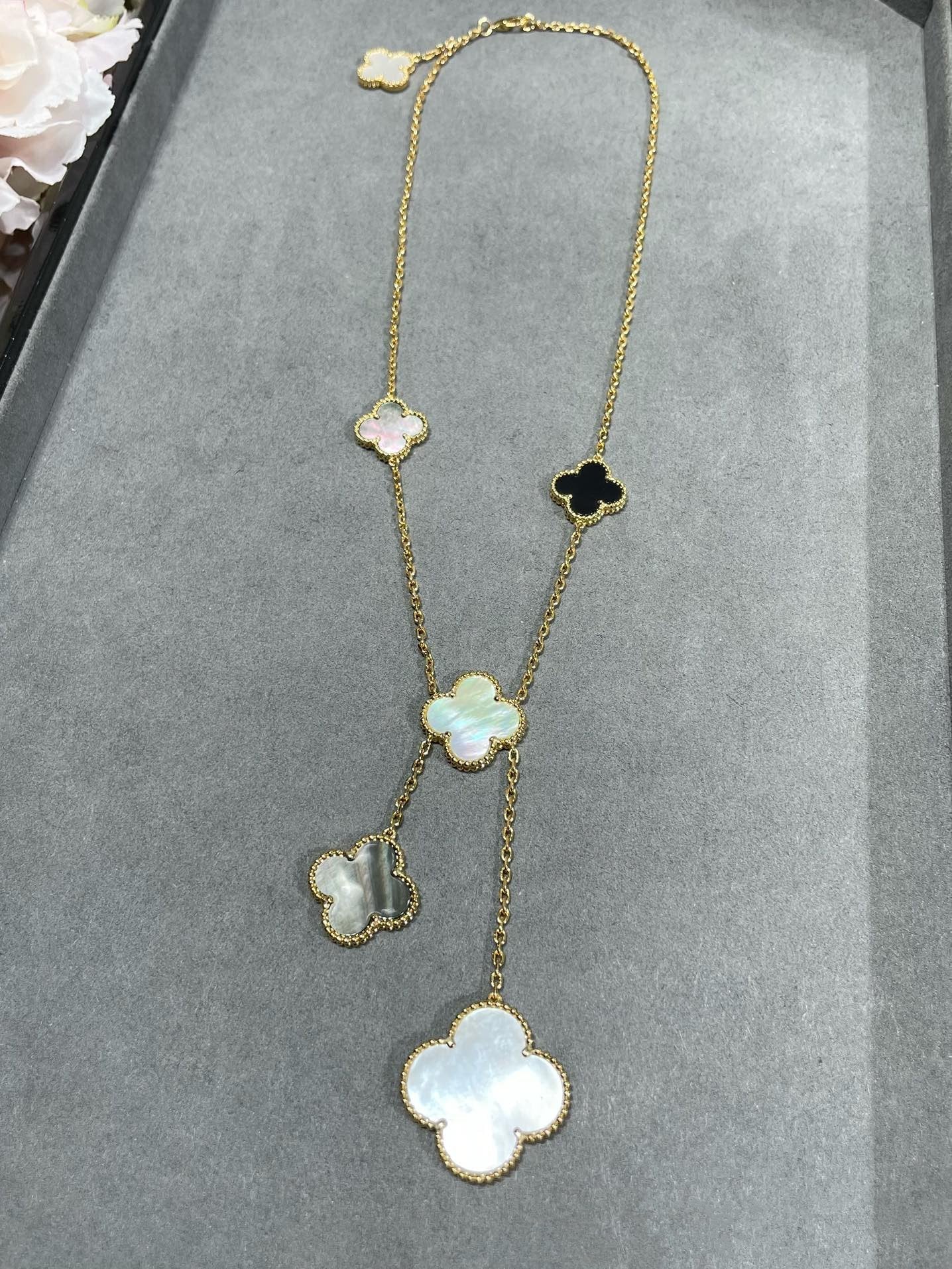 [Vellora Opalyn]CLOVER 6 MOTIF MOP ONYX GOLD NECKLACE