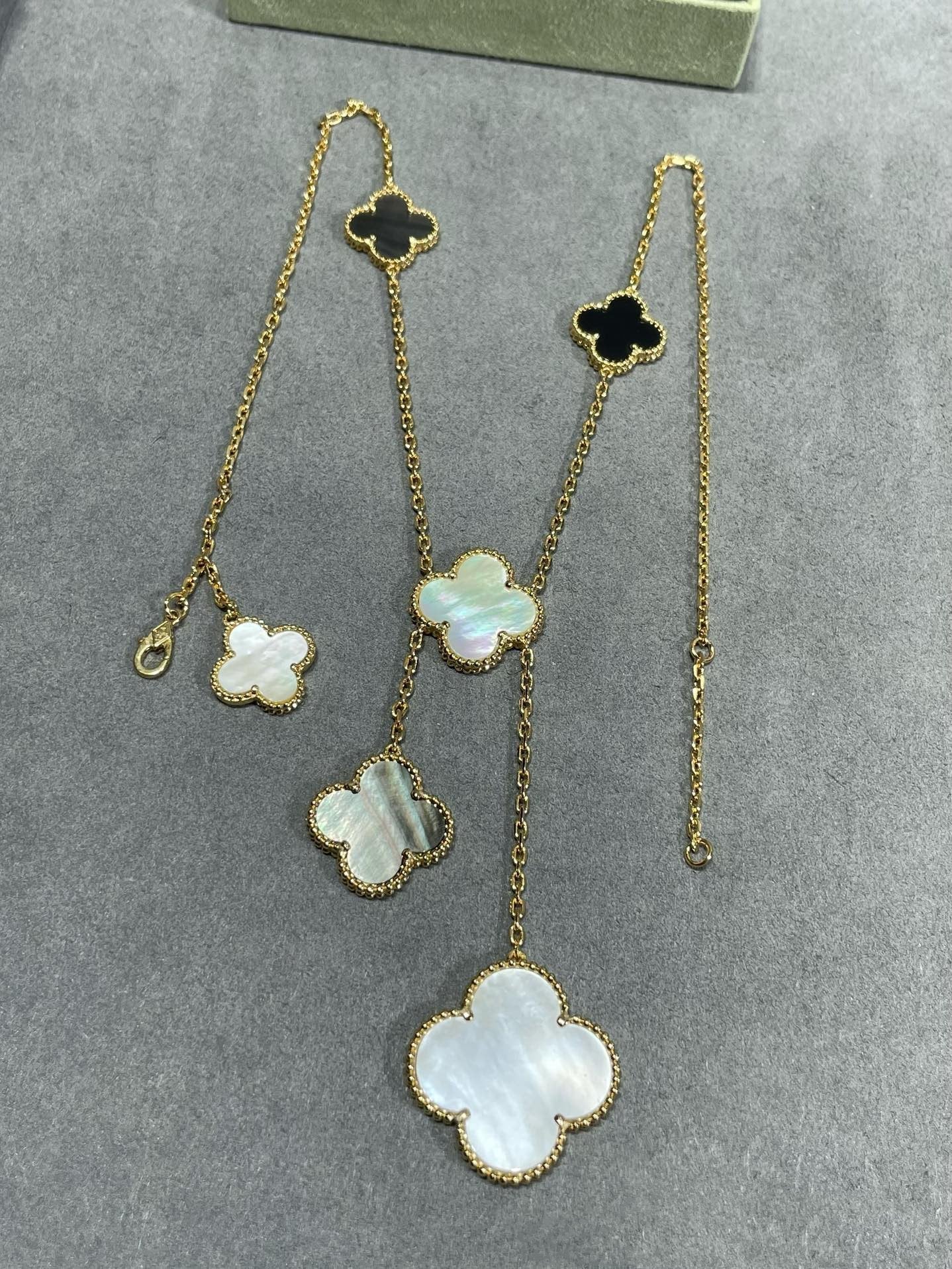[Vellora Opalyn]CLOVER 6 MOTIF MOP ONYX GOLD NECKLACE