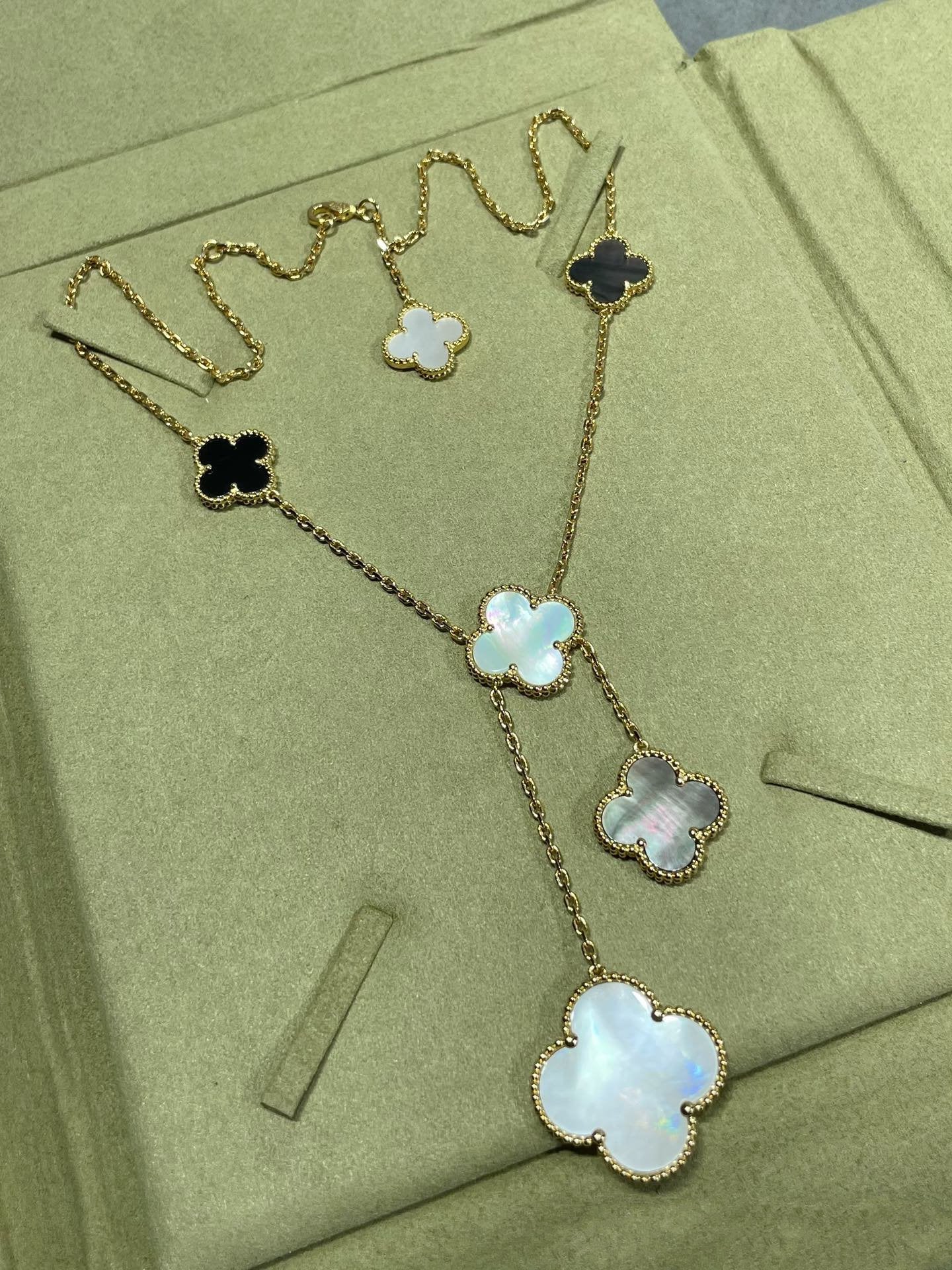 [Vellora Opalyn]CLOVER 6 MOTIF MOP ONYX GOLD NECKLACE
