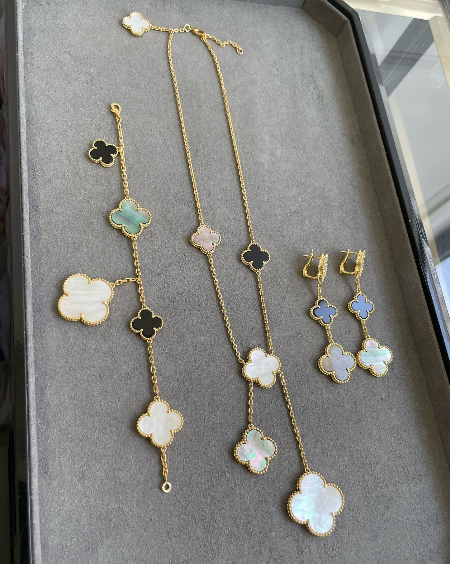 [Vellora Opalyn]CLOVER 3 MOTIF MOP ONYX DARK MOP PINK GOLD EARRINGS
