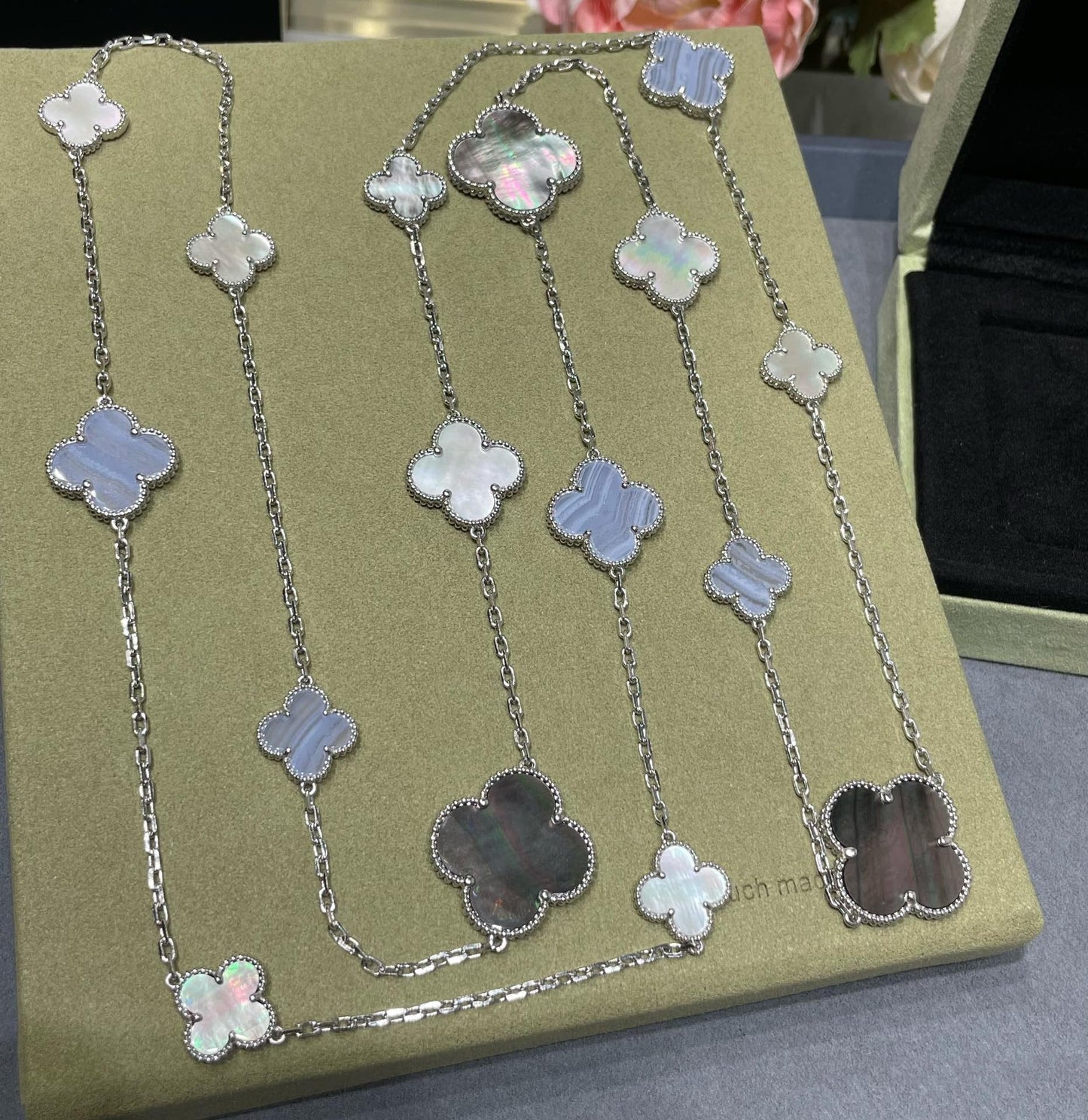 [Vellora Opalyn]CLOVER 16 MOTIF CHALCEDONY MOP SILVER NECKLACE