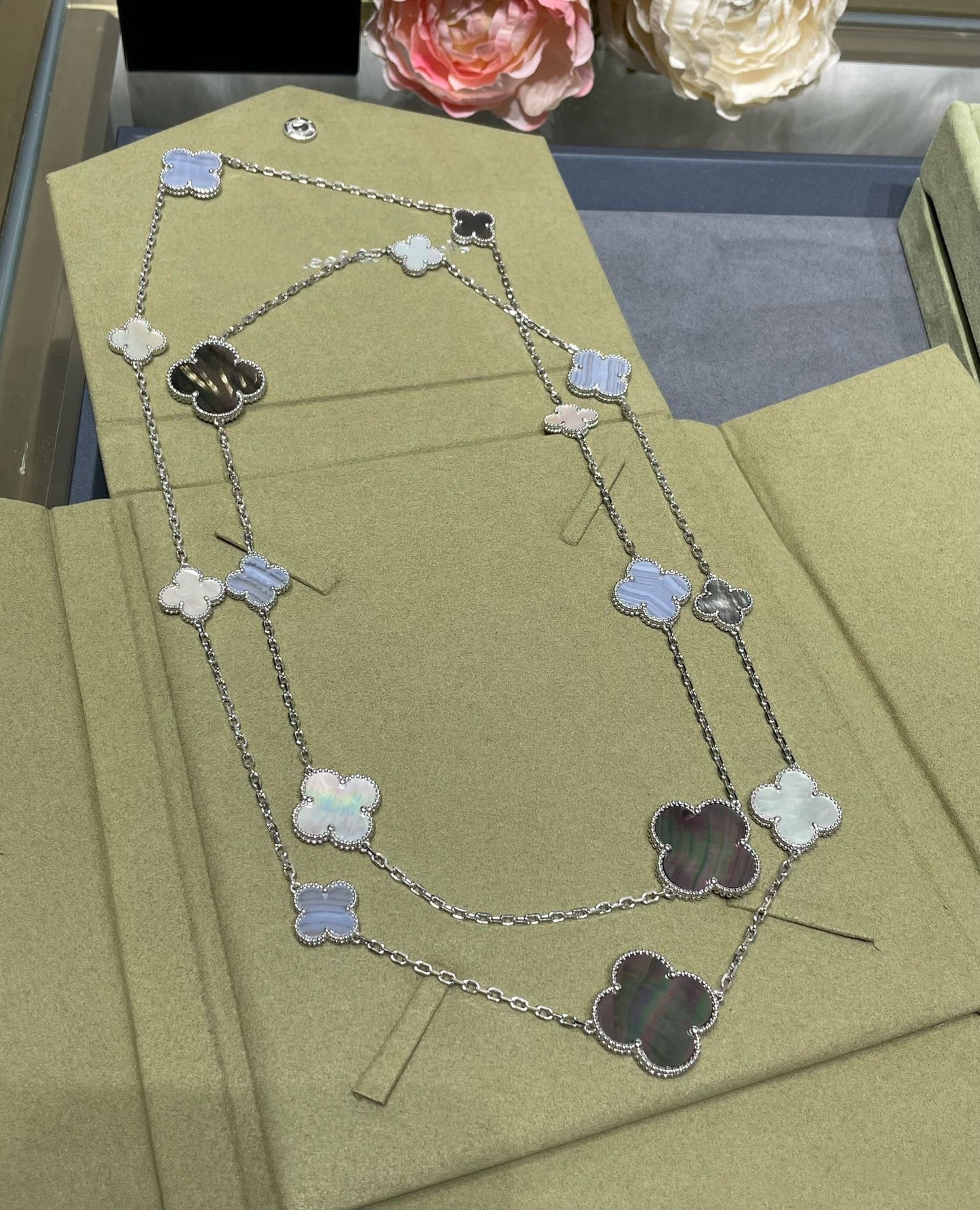 [Vellora Opalyn]CLOVER 16 MOTIF CHALCEDONY MOP SILVER NECKLACE