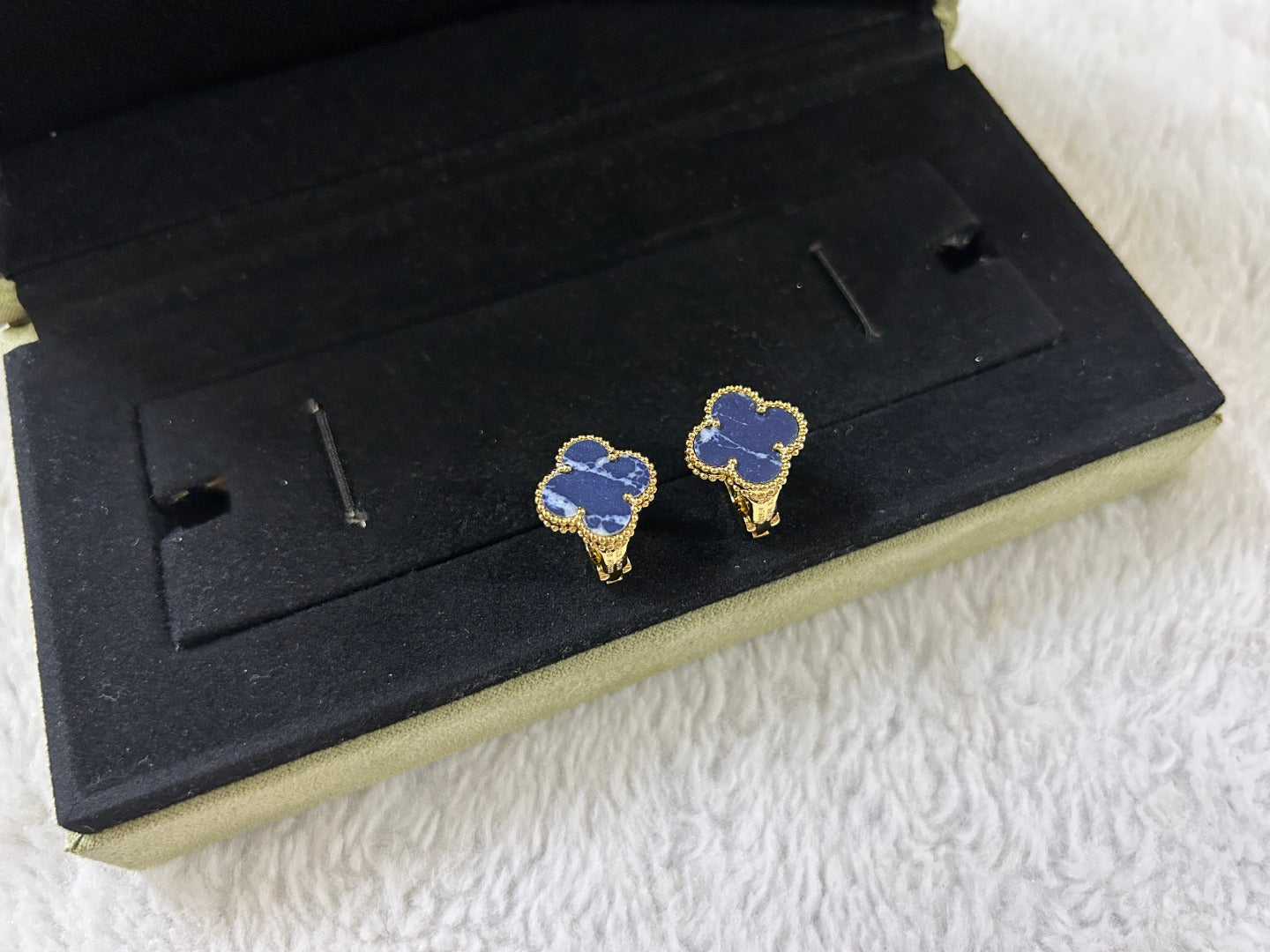[Vellora Opalyn]CLOVER PIETERSITE MEDIUM STUD EARRINGS