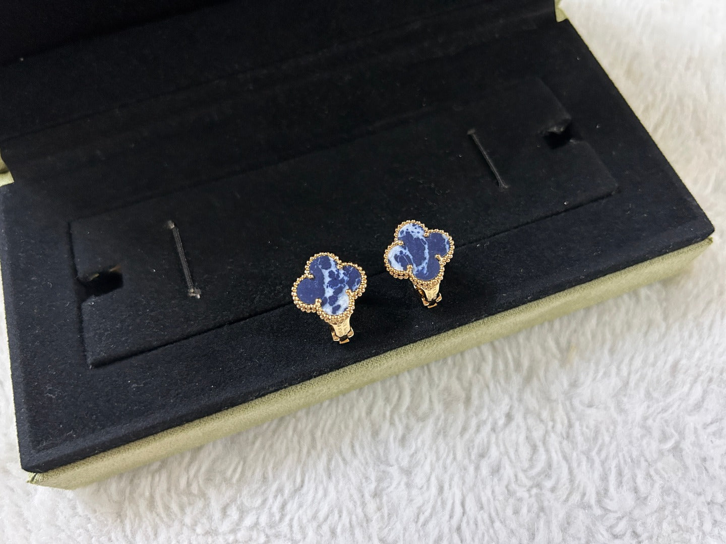 [Vellora Opalyn]CLOVER PIETERSITE MEDIUM STUD EARRINGS