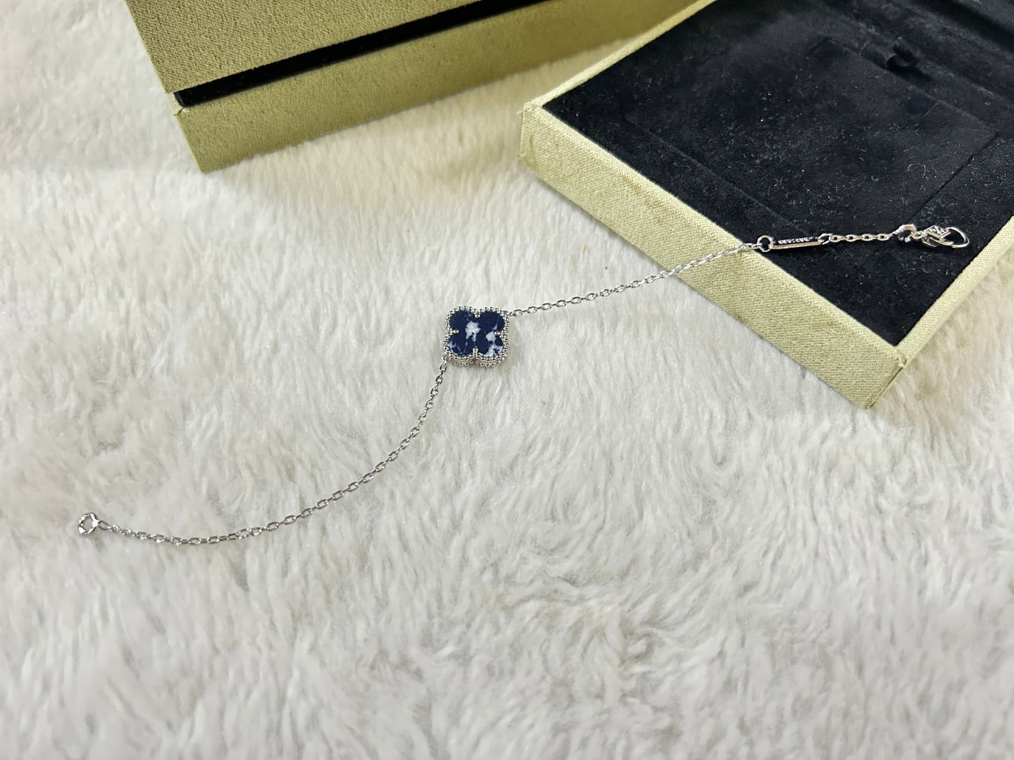 [Vellora Opalyn]CLOVER 1 MOTIF PIETERSITE BRACELET