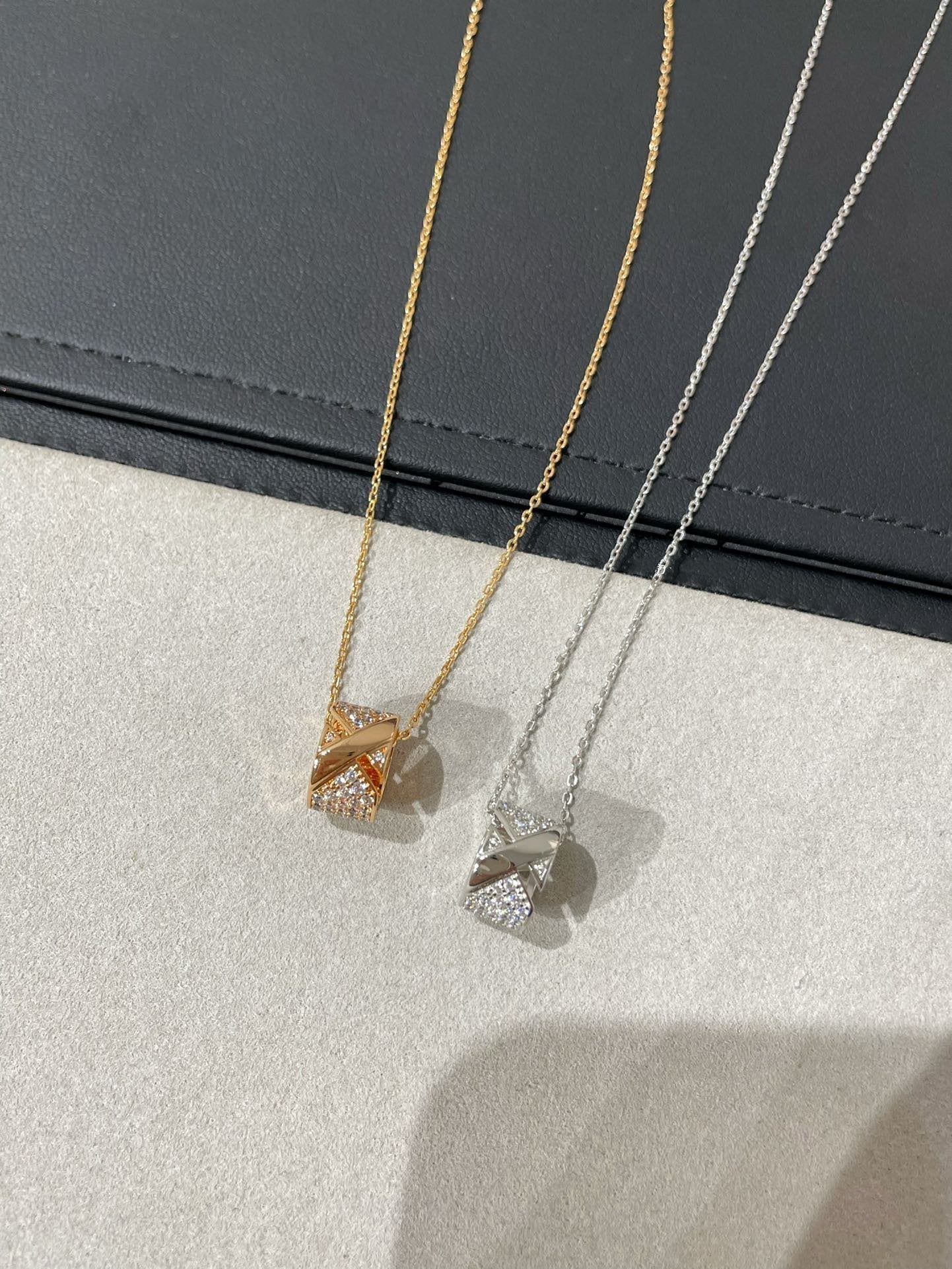 [Vellora Opalyn]LIENS EVIDENCE DIAMOND PAVED NECKLACE