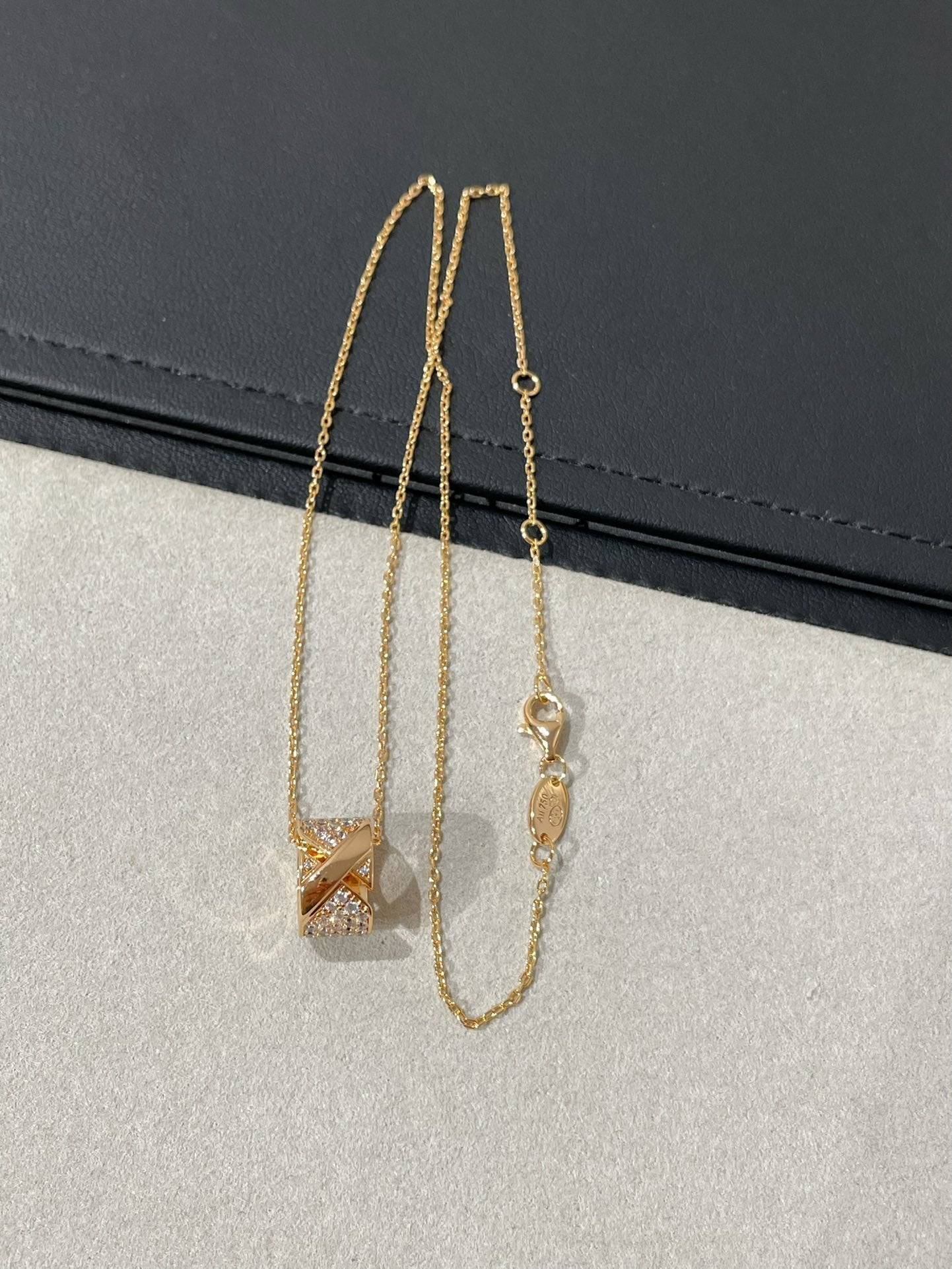 [Vellora Opalyn]LIENS EVIDENCE DIAMOND PAVED NECKLACE