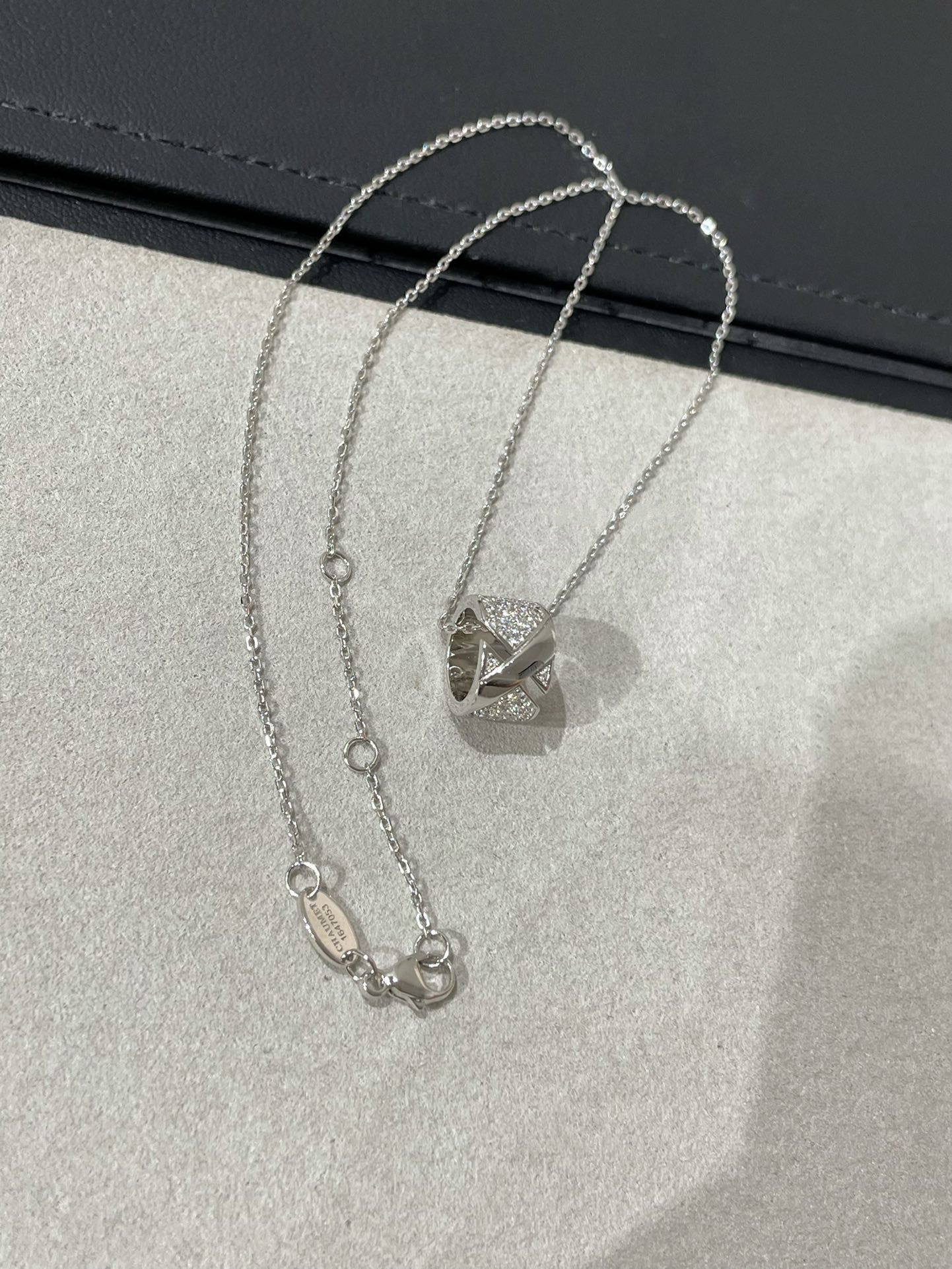 [Vellora Opalyn]LIENS EVIDENCE DIAMOND PAVED NECKLACE