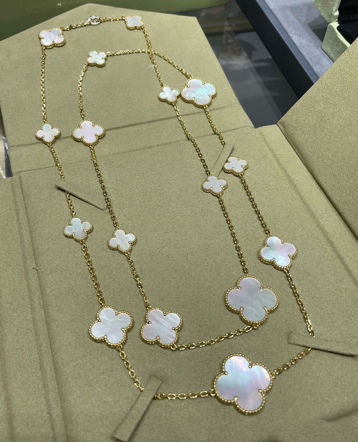 [Vellora Opalyn]CLOVER 16 MOTIF WHITE MOP GOLD NECKLACE