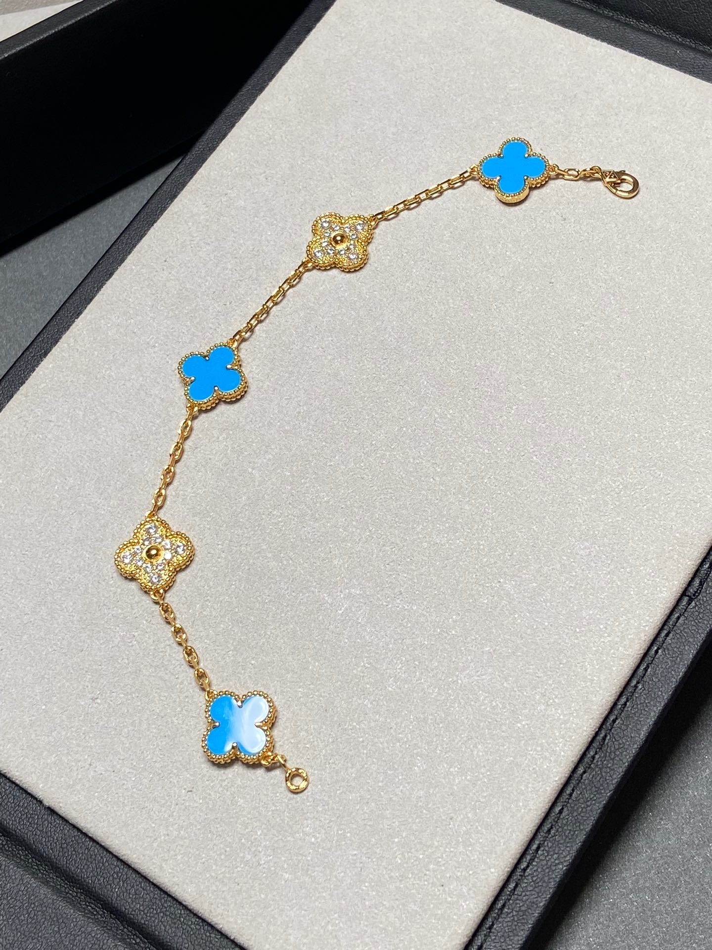 [Vellora Opalyn]CLOVER 5 MOTIF BLUE CHALCEDONY DIAMOND GOLD BRACELET