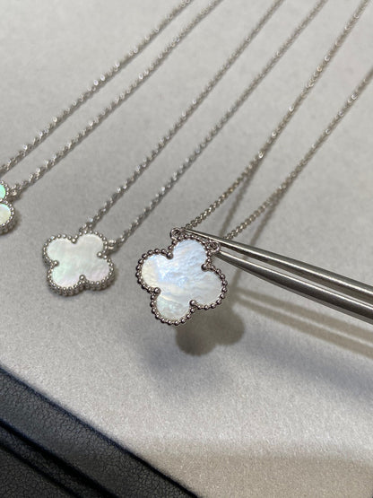 [Vellora Opalyn]CLOVER MEDIUM SILVER WHITE MOP NECKLACE