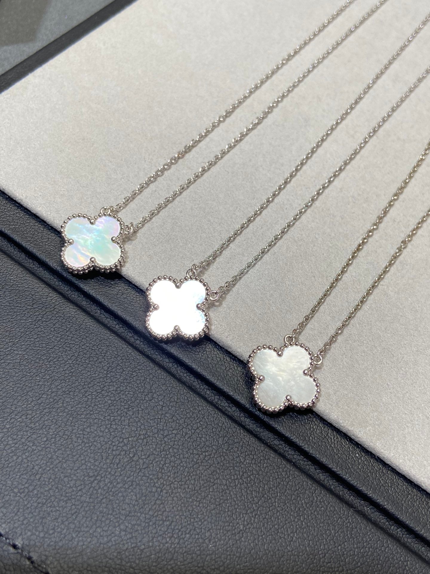 [Vellora Opalyn]CLOVER MEDIUM SILVER WHITE MOP NECKLACE