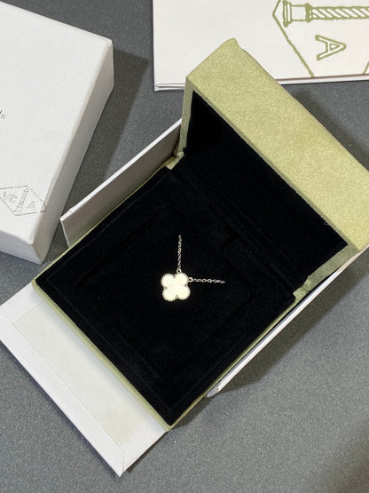 [Vellora Opalyn]CLOVER MEDIUM SILVER WHITE MOP NECKLACE
