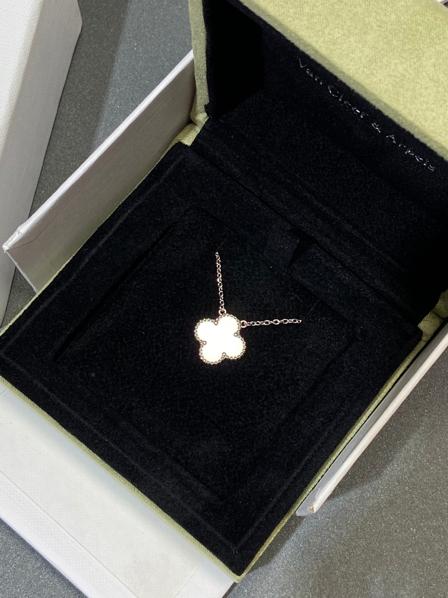 [Vellora Opalyn]CLOVER MEDIUM SILVER WHITE MOP NECKLACE