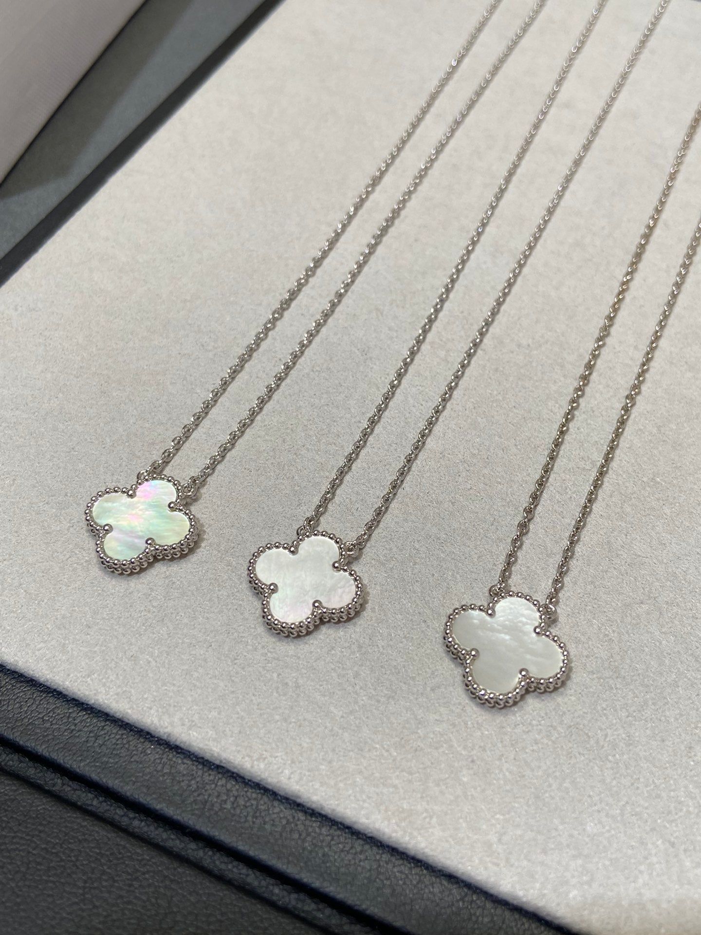 [Vellora Opalyn]CLOVER MEDIUM SILVER WHITE MOP NECKLACE